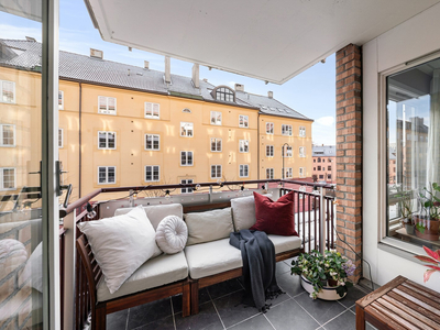 Moderne, fin og praktisk 3-roms med romslig balkong, heisadkomst og garasjeplass. Rolig beliggenhet på Sagene.IN-ORDNING