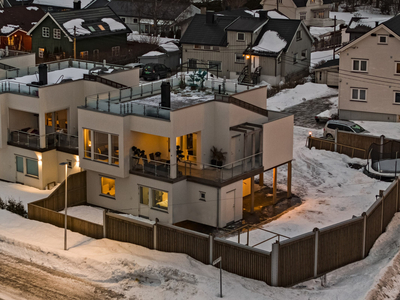 Moderne og innbydene familiebolig midt i Jessheim sentrum | 4 sov, 2 bad | Takterrasse | Nærhet til 