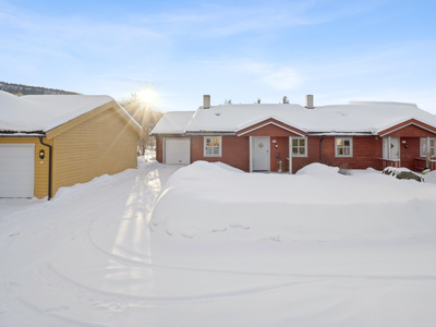 Pen og innbydende halvpart av tomannsbolig som er godt oppgradert - Inntilbygget isolert garasje.