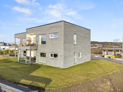 Romstølen, Myra - Stor, nyere 3-roms leilighet med god standard - Solrikt i rolige omgivelser - Carport