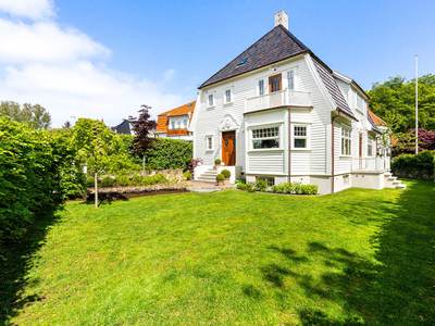 Sjelden anledning. Ærverdig jugend-villa, tegnet av arkitekt Lars Storhaug. BRA 377 kvm.