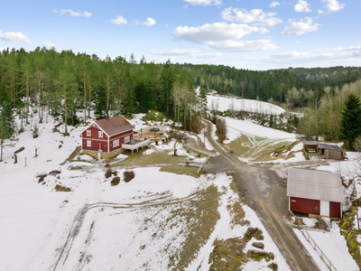 Stor boligeiendom på over 2,6 mål i landlige og helt usjenerte omgivelser. Nylig renovert. Garasjebygning med potensial.