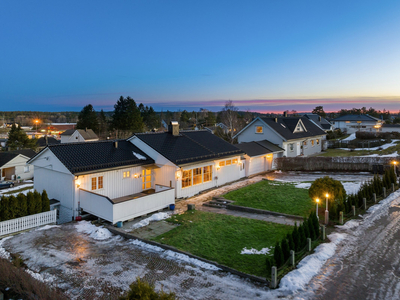 Stor familiebolig med godkjent sokkelleilighet. Påkostet i senere år. Velstelt og solfylt engelsk hage. Rolig blindgate.