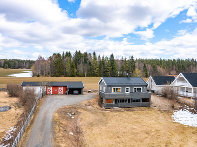 Stor, solrik og skjermet eiendom med landlig utsyn. Hyggelig enebolig over to plan med innredet leilighet i underetasjen