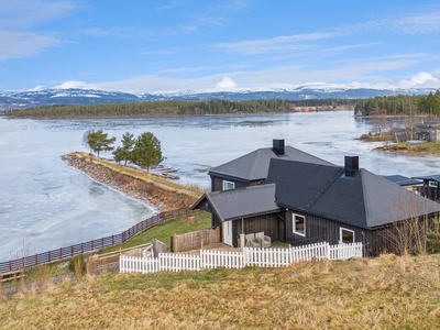 Valløya - Unik eiendom helt nede ved Snåsavatnet. Romslig eiendomstomt. Egen molo med båtplasser. Utleie av 3 spikertelt