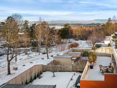 Vestevendt og solrik 4-roms på RAVNÅSEN med utsikt fra 51 kvm terrasse. Kun en trapp, garasje og dbl markise. Oppussing