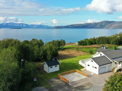 Amtmannsnes: Familiebolig over tre plan med stor hybelleilighet. Nydelig beliggenhet like ved sjøen. Garasje.