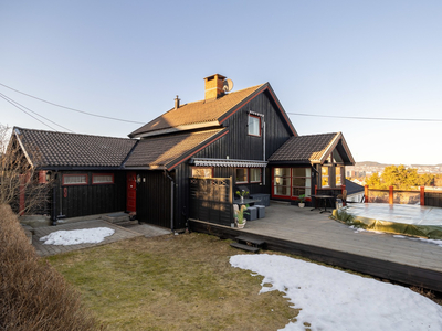 EKEBERG/SIMENSBRÅTEN | Halvpart av tomannsbolig på nydelig sol- og utsiktstomt i blindgate. Stor terrasse og hage.