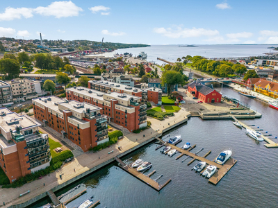 Flott to-roms selveierleilighet på bakkeplan | Vestvendt innglasset terrasse fra 2020 med sjøgløtt! | Garasjeplass