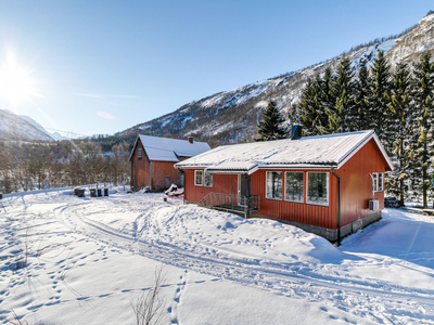 FRITTLIGGENDE ENEBOLIG I BEISFJORD, NY PRISANTYDNING!