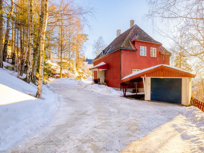 Herskapelig villa med fantastisk panoramautsikt over byen og Oslofjorden |Solrikt |Garasje |Marka-nær |Oppussingsbehov