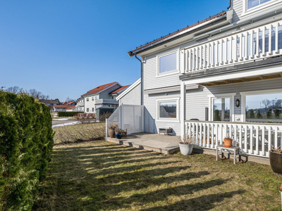 Nyoppusset, lys og pen selveierleilighet i Åsgårdstrand med 2 soverom, stor solrik terrasse. Carport.Lave fellesutgifter