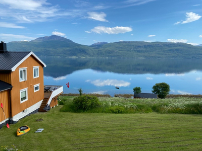 NY PRIS! Stor og vakker landbrukseiendom med enebolig, fjøs, naust, liten hytte og sjøtomt