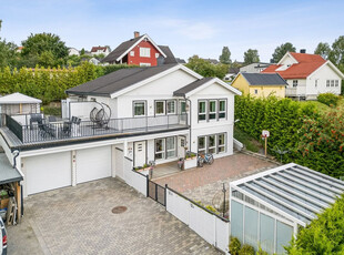 Delikat og særpreget bolig med flotte, solrike uteplasser og utsikt. Vinterhage. Dobbelgarasje. Carport.