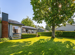 Ende-rekkehus med alt på ett plan. Idyllisk tomt med solrike uteplasser. Barnevennlig. Garasje.