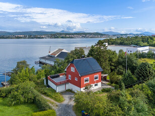 Enebolig med potensiale og flott utsikt like ved sjøen