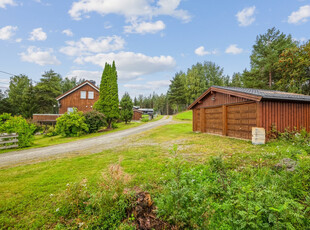 Enebolig med stor tomt beliggende i rett i utkanten av Gunstadskogen. Innholdsrik enebolig og romslig garasje!