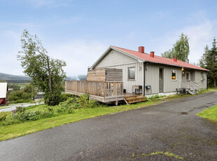 Familiebolig med garasje og sokkelleilighet. Fin beliggenhet med gåavstand til skole og barnehage.Stor solrik hjørnetomt