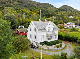 Herskapelig drømme villa med barnevennlig og solrik tomt på hele 3,2 mål med flott frukthage og egen sjøparsell.