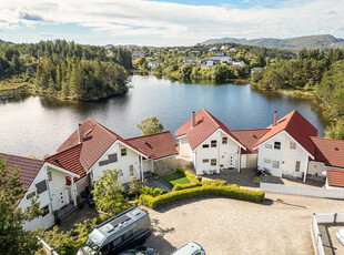 Idyllisk beliggende rekkehus med flott utsikt - Gullfjellvannet som nærmeste nabo! Kort vei til Straume sentrum