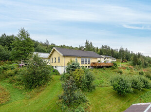 Innholdsrik enebolig beliggende høyt og fritt i landlige omgivelser. Stort tomt med garasje og flott utsikt.