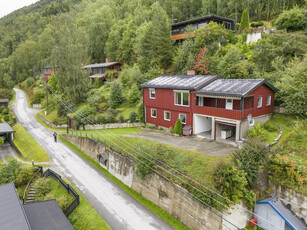 Innholdsrik enebolig med to garasjer, fint beliggende med kort avstand til sentrum. Flott utsikt og god solgang!