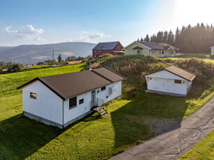 Landlig beliggende enebolig med alt på en flate. Uthus. Solrikt og fin utsikt