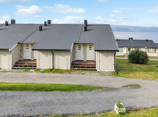 Lys og pen 2-roms med flott beliggenhet | Nært fine turområder og butikk | Felles parkeringsplass | Terrasse med utsikt.