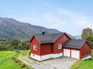 Meget innholdsrik enebolig på svært attraktiv, stor og barnevennlig tomt. Garasje. Her fins det masse potensiale!