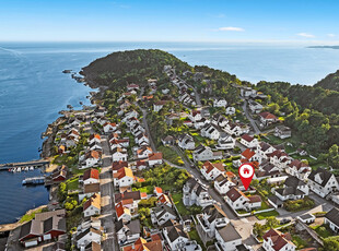 Meget sjarmerende enebolig i Langesund med fin utsikt og koselig hage med gode solforhold. Moderniseringsbehov