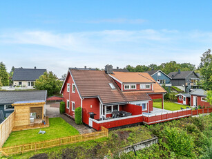 Pent oppusset halvpart vertikaldelt bolig med usjenert uteplass med sol og skog.