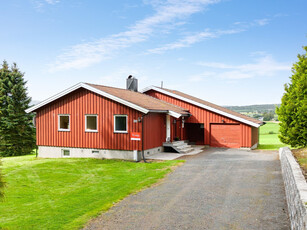 Solrik og landlig eiendom på nesten 2 mål. Velholdt og innholdsrik enebolig med garasje. Noe moderniseringsbehov.