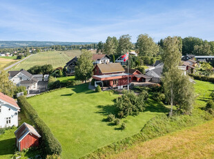 Stor og innholdsrik enebolig beliggende i landlige omgivelser på Ridabu. Romslig og svært solrik tomt på hele 2014 m2.