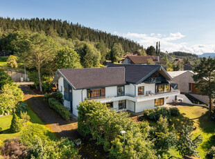 Storslagen og innholdsrik enebolig med fantastisk utsikt over Trondheim. 5 soverom - Dobbeltgarasje