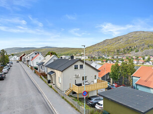 Storvannet - Innbydende enebolig med oppgraderte flater. Utleiedel i sokkel.