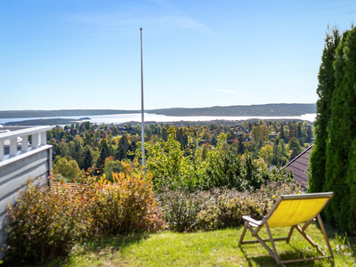 Attraktiv enebolig innerst i blindvei m/fjordutsikt, solrik terrasse/hage, garasje, sep. kjellerinng. Eldorado for barn