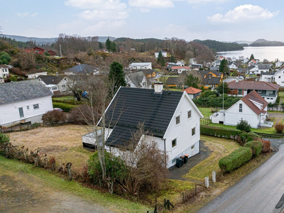 Betydelig oppgradert, innholdsrik enebolig - Godkjent leilighet, utleid kr. 8 600 - Flott sjøutsikt og gode solforhold!