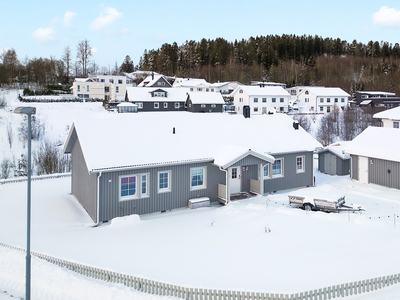 Enebolig med alt på en flate | Dobbel garasje med 2 stk el. bil ladere | Asfaltert gårdsplass | Solcellepanel!