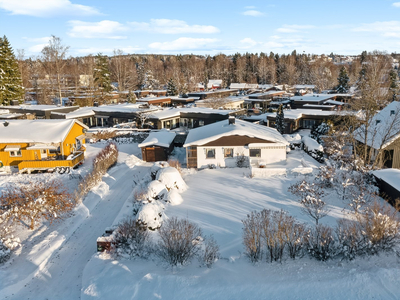 Enebolig med fin beliggenhet i Ås | Romslig og pent opparbeidet tomt og uteområde | Parkering i garasje og egen tomt