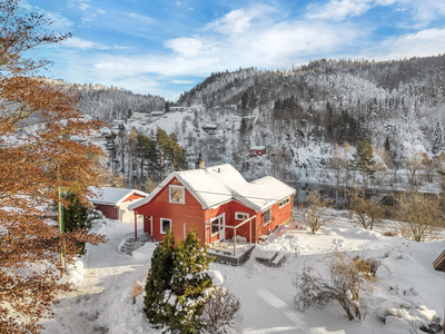 Enebolig med godkjent utleiedel og romslig tomt. Beliggende idyllisk og landlig og med flott utsikt til Otra.