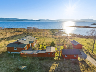 Enebolig med idyllisk beliggenhet og fantastisk sjøutsikt - Garasje og anneks/naust - 50 meter fra sjøen!