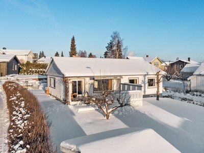 Fin familiebolig, Solvang. Rolig/sentrumsnært. Kjeller med egen inngang/kjøkken/bad/utleie. Nært skole/barnehage.