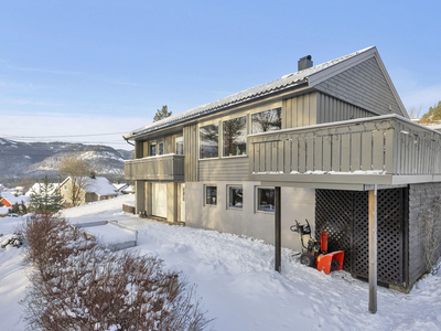 Fint beliggende enebolig over to etasjer på Byglandsfjord - Garasje