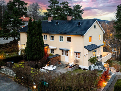 Flott kjedet bolig med nydelig utsikt, 50 kvm terrasser og solrik hage/ naturtomt innerst i rolig blindvei. Parkering.