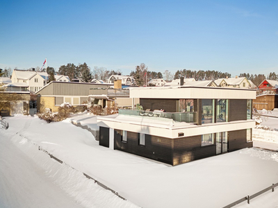 HAMAR/BONDESVEA - Nyoppført og delikat funkisbolig med stor terrasse og carport. 2 stuer, 4 sov. og 2 bad.