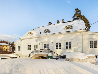 Herskapelig arkitekttegnet villa med fantastisk beliggenhet - Betydelig oppusset i 2023 - Solrik hage - *Praktikantdel