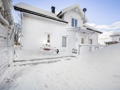 Innholdsrik enebolig med store rom, mye potensial og spennende løsninger. Solrik og rolig beliggenhet på Vallø.