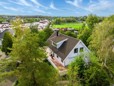 Innholdsrik enebolig med usjenert tomt på over 1,6 mål. 5 store soverom. Dobbelgarasje. Kort skolevei.