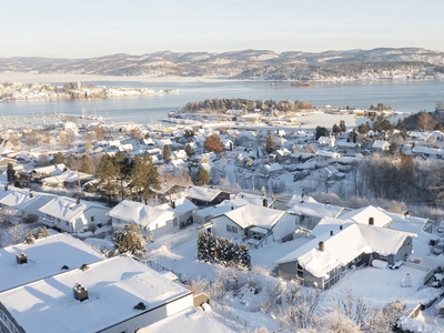 NY PRIS! Innholdsrik og romslig familiebolig beliggende høyt og fritt med fin utsikt mot fjorden. Kort vei til skole!