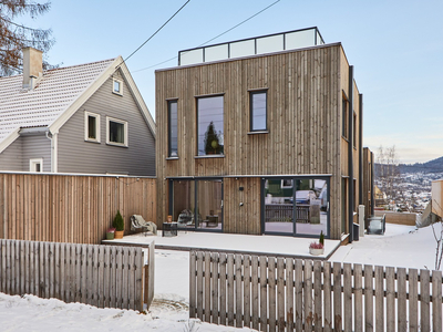 Lekker enebolig med høy standard og gjennomgående eksklusive tilvalg I Takterrasse, uteplass og hage I Garasje med lader